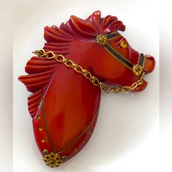 Vintage Carved Reddish BAKELITE Harnessed HORSE Brooch Pin - Picture 1 of 2